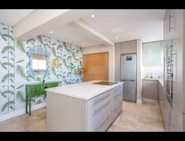 3 BEDROOM APARTMENT TO LET IN SEA POINT